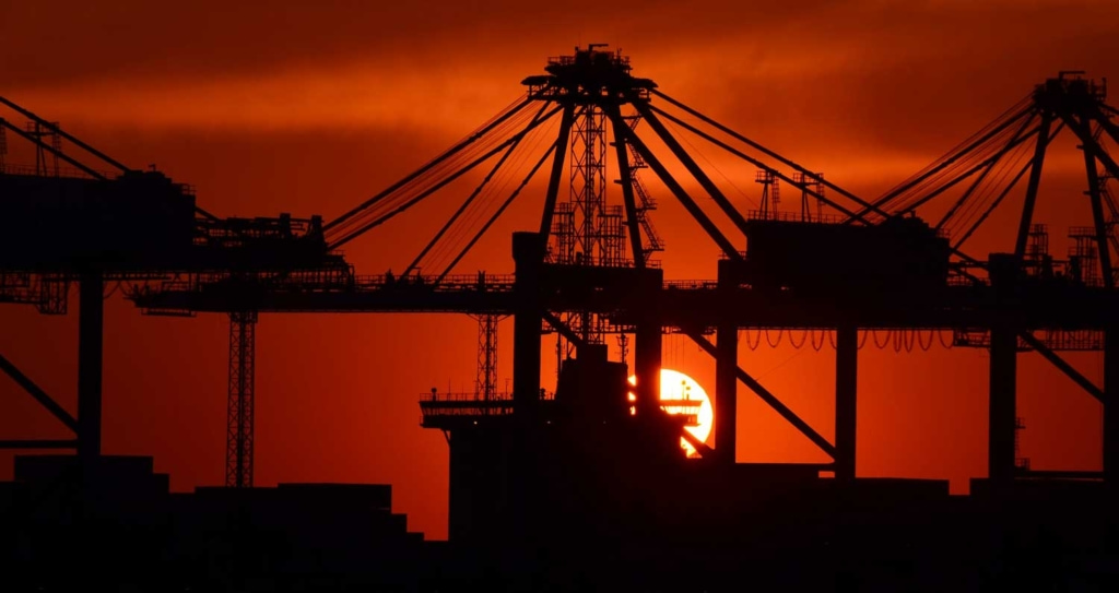 Oljerigg i solnedgång